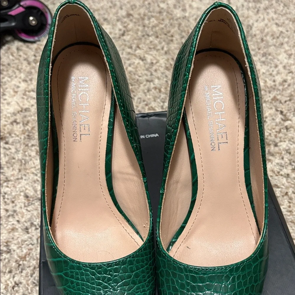 Michael Shannon Emerald Green Croc-Embossed Stiletto Pumps - Picture 4 of 8
